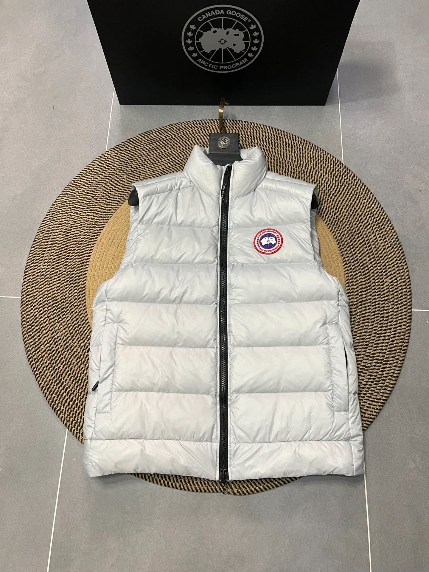 P560 Canadian brand CanadaGoose men's and women's CROFTON lightweight down vest 2229M DWR water-repellent treatment WindWall windproof fabric 700 fleece filling original mold opening details one to one production The upper body effect is stunning Exclusively available on the Xiaohongshu purchasing platform The highest version on the market Size: XS S M L XL XXL